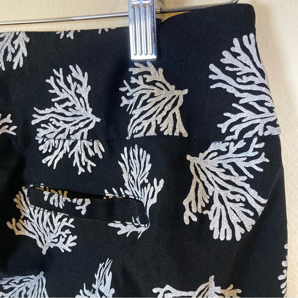 Lulu-B Black White Coral Print Capri Pants Womens Size 6 Stretch Coastal - Picture 8 of 8